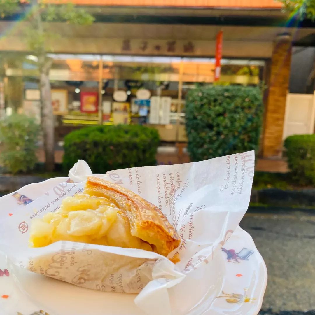【ひろばからのお知らせ】.

@nicotto2510 他の投稿はコチラ

＊内緒のおやつ

　きょうはにこっと広場のお向かいにある
　菓子の菊池さん(  @yugengaisha_kikuchikashiho )のアップルパイのご紹介です
　にこっとのスタッフも「今日から予約できるって！」
　「わたしも買っちゃお〜♡」と購入しているおやつです
　人気のため予約がおすすめですよ〜！！

　ひろばに遊びに来た帰りなどいかがでしょうか〜️
.
.
.
.
.
@nicotto2510
にこっと広場は、NPO法人にこっとが
運営する0〜おおむね3歳までのお子さんと保護者を対象とした無料の遊び場です。
子育て相談も随時受付中。

ぜひ遊びに来てください。

また、NPO法人にこっと では
・一時預かり保育
・ファミリー・サポート・センター等
お子さんの預かりサービスも提供しています。
詳細はプロフィールのwebページへ。
お気軽にご相談ください。

NPO法人にこっと
所在地 : 〒998-0045山形県酒田市二番町7-8
電　話 :  0234-23-6330
開館日時：火曜日～日曜日　9:00~17:00
駐車場 :  8台分あり（無料）